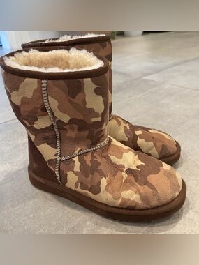 UGG AUSTRALIA Womens Size 7 Classic Short Camo Boots F8008G Brown Tan RARE